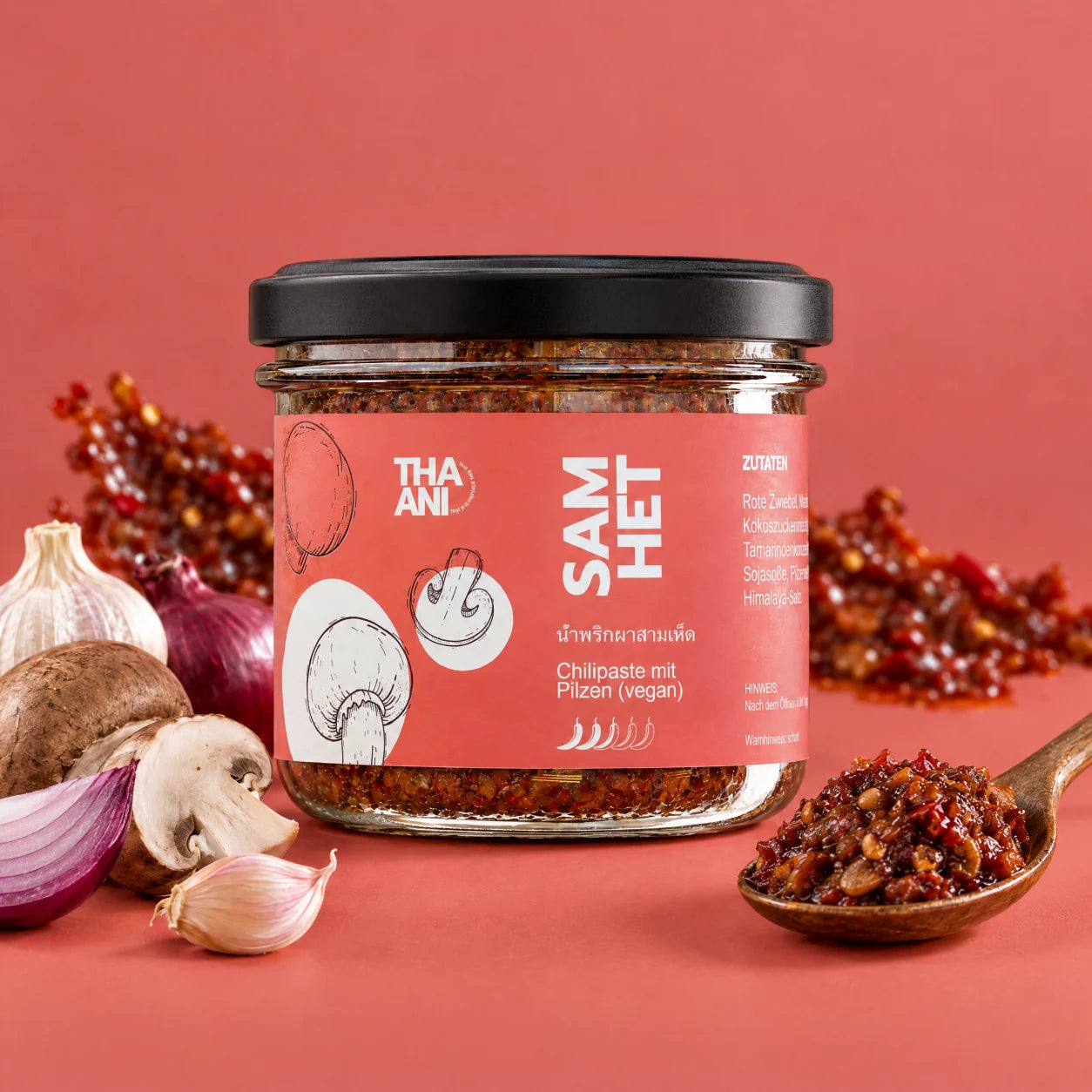 Sam Het — Chilipaste mit Pilzen vor farbigem Hintergrund