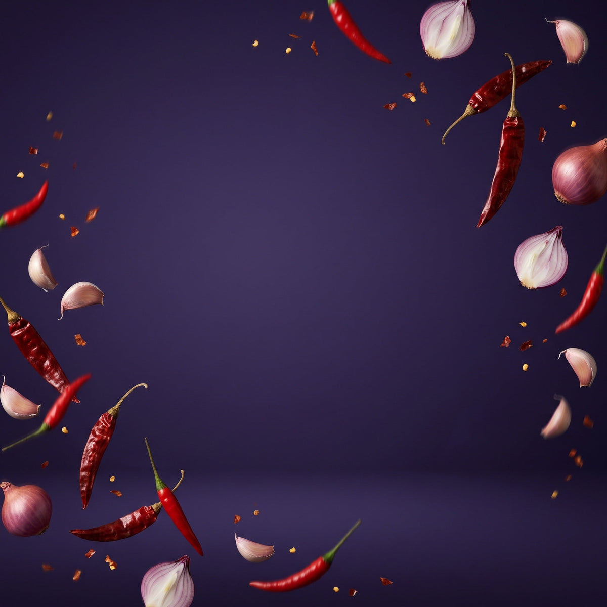 Getrocknete und frische Chilis vor violettem Hintergrund