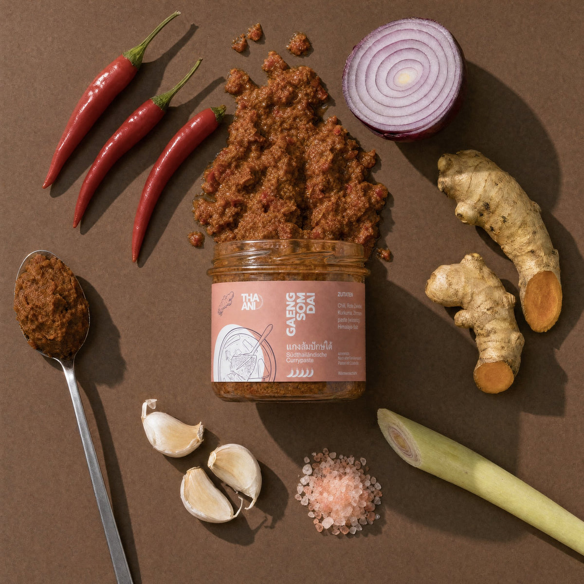 Gaeng Som Dai: geöffnetes Glas mit Paste und Zutaten