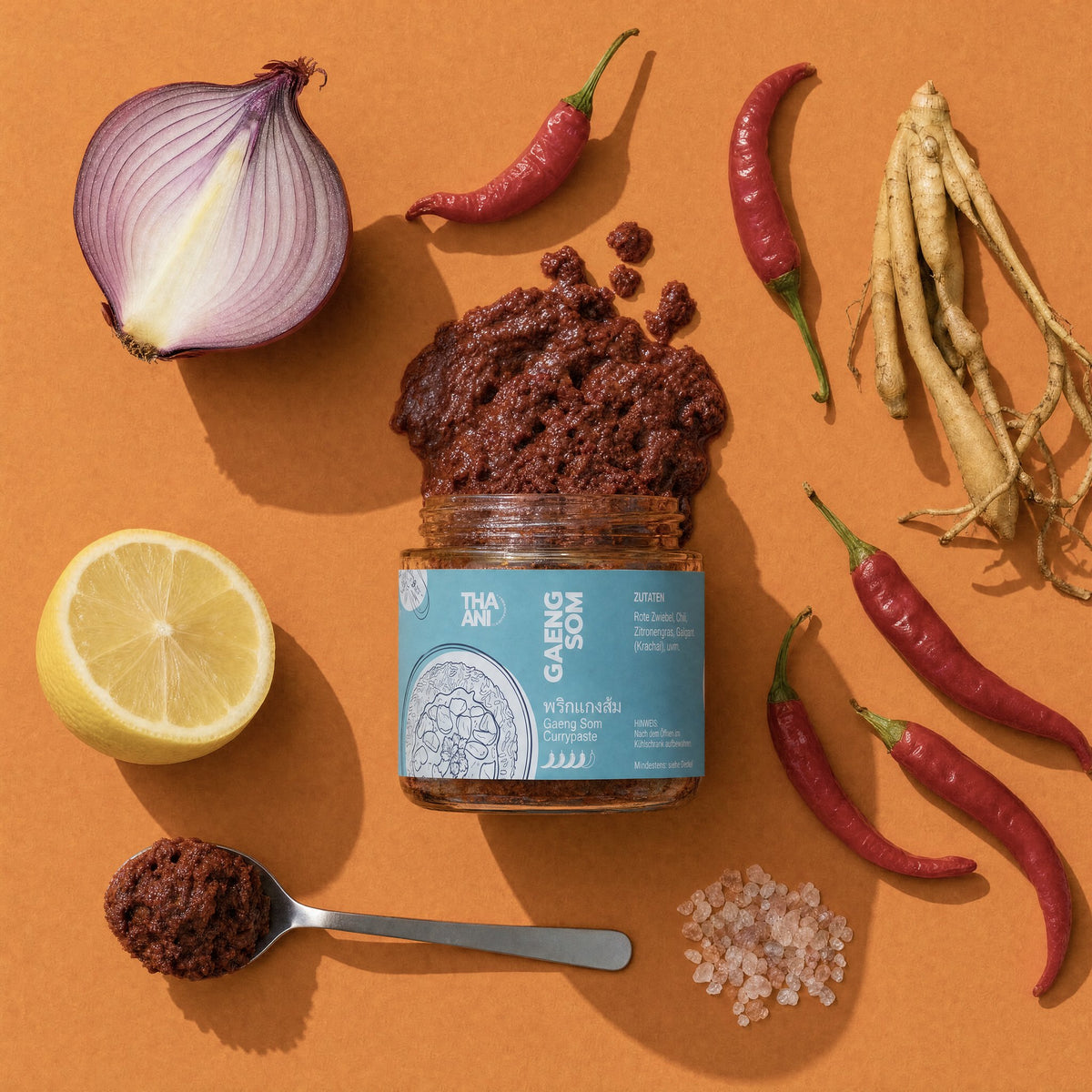 Gaeng Som: geöffnetes Glas mit Paste und Zutaten