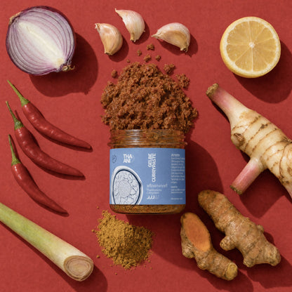 Gelbe Currypaste: geöffnetes Glas mit Paste und Zutaten