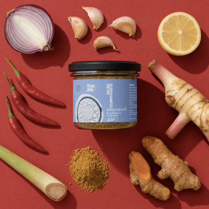 Gelbe Currypaste: Glas mit frischen Zutaten