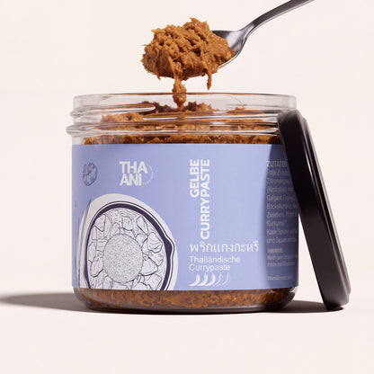 Gelbe Currypaste: Glas mit Löffel
