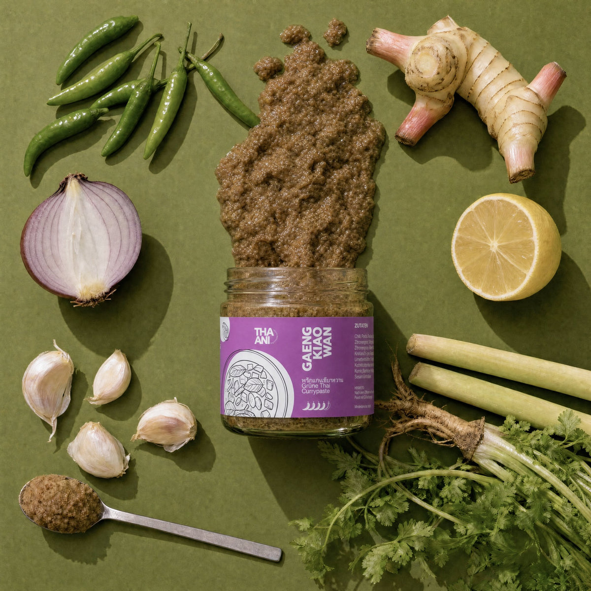 Gaeng Kiao Wan: geöffnetes Glas mit Paste und Zutaten