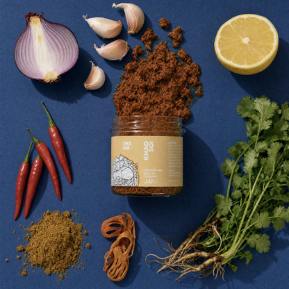 Khao Soi: geöffnetes Glas mit Paste und Zutaten
