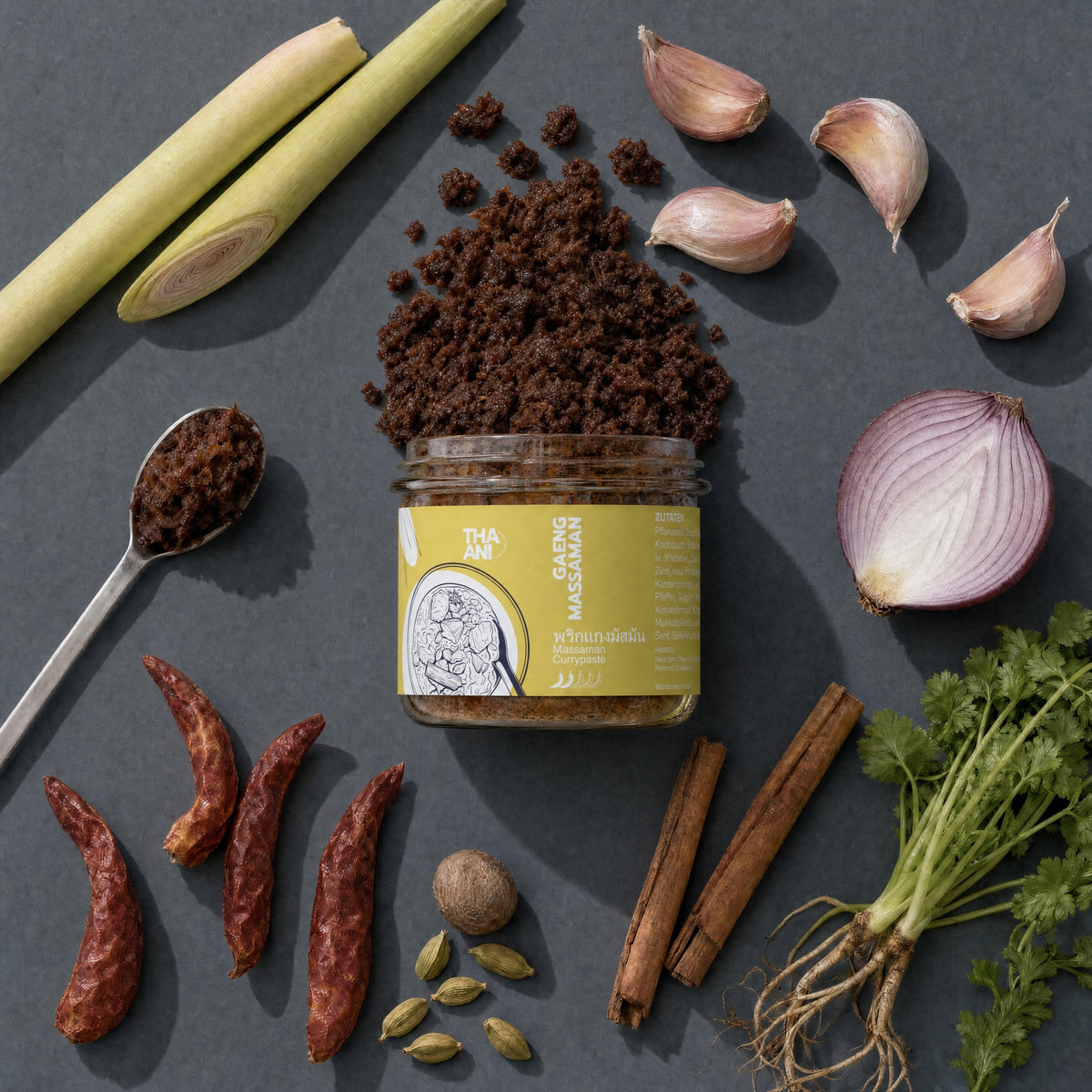 Gaeng Massaman: geöffnetes Glas mit Paste und Zutaten