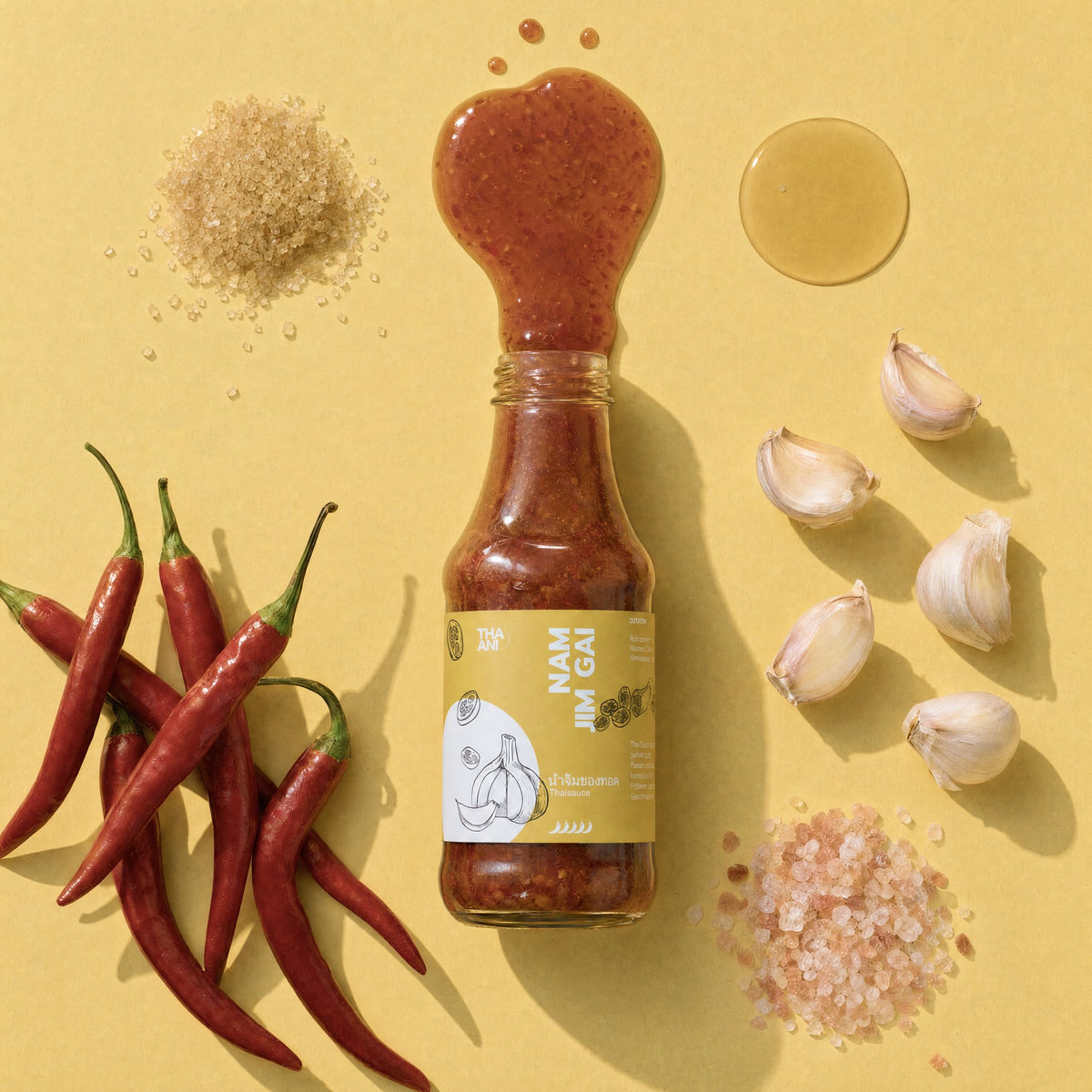 Nam Jim Gai: geöffnetes Flasche mit Paste und Zutaten