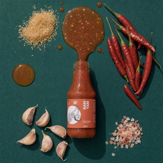 Nam Yam: geöffnetes Flasche mit Paste und Zutaten