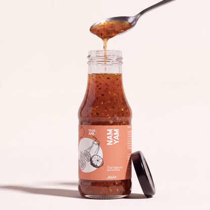 Nam Yam: Flasche mit Löffel