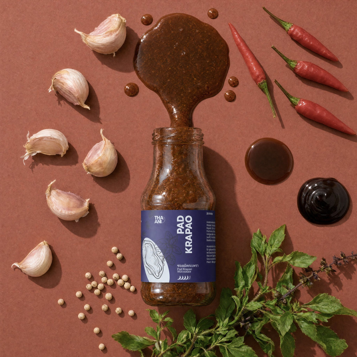 Pad Krapao: geöffnetes Flasche mit Paste und Zutaten