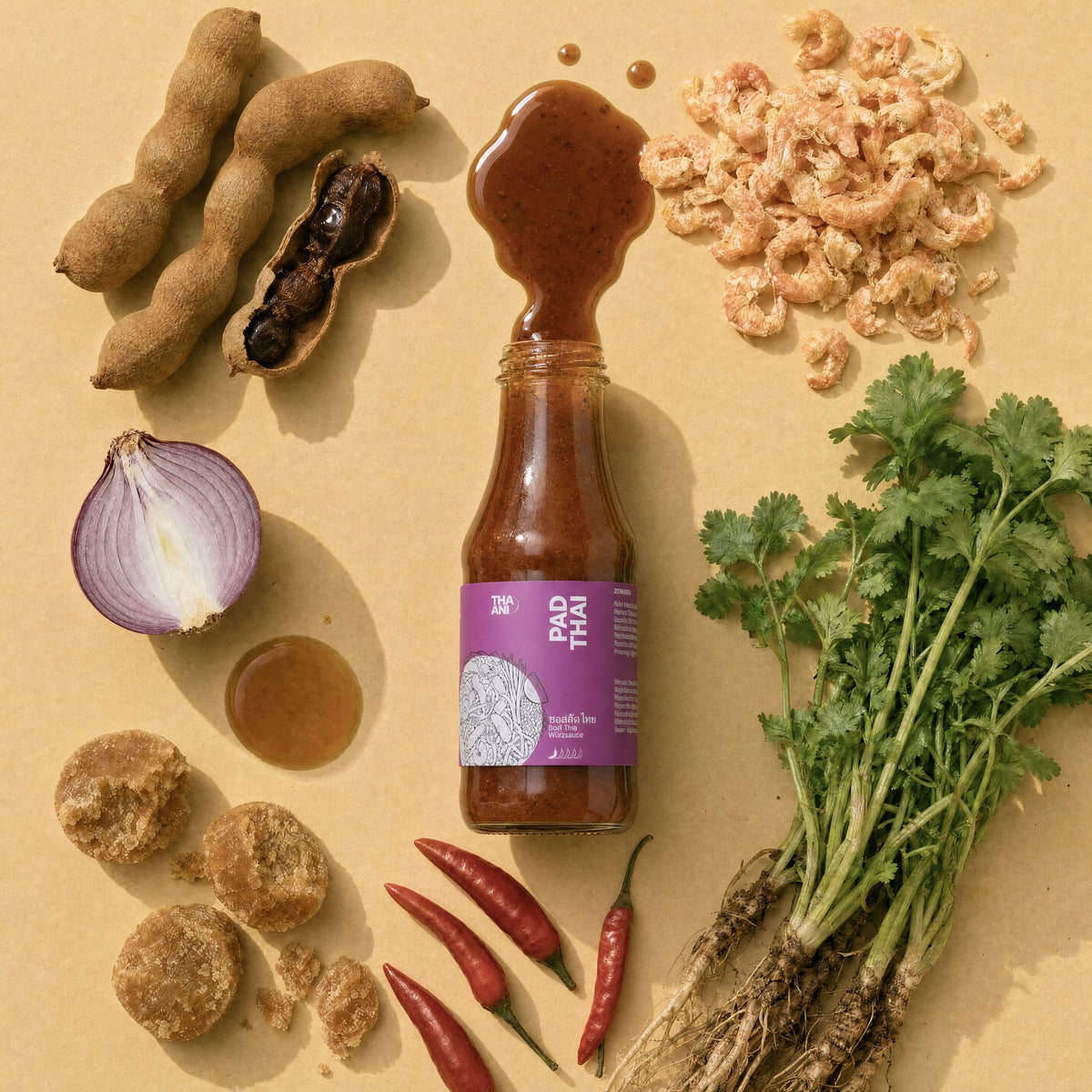 Pad Thai: geöffnetes Flasche mit Paste und Zutaten