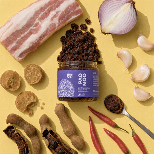 Pao Moo: geöffnetes Glas mit Paste und Zutaten