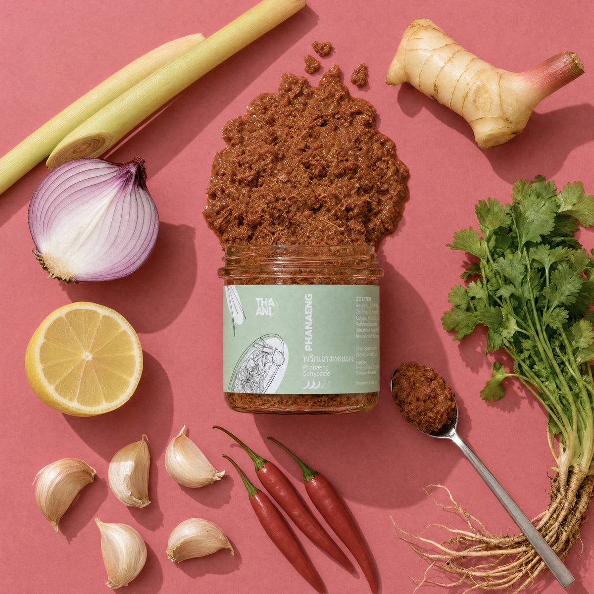 Phanaeng: geöffnetes Glas mit Paste und Zutaten