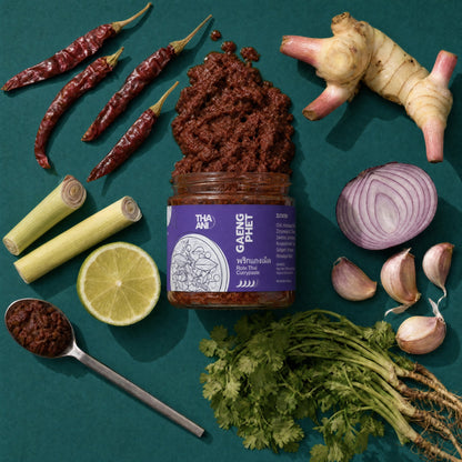 Gaeng Phet: geöffnetes Glas mit Paste und Zutaten