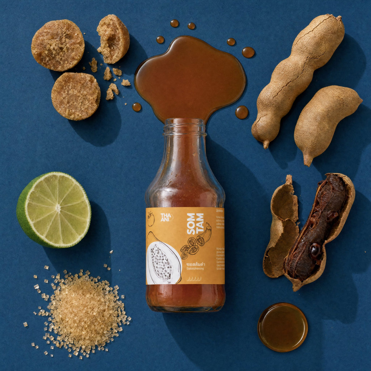 Som Tam: geöffnetes Flasche mit Paste und Zutaten