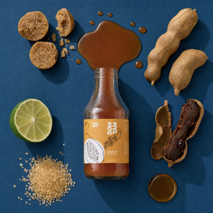 Som Tam: geöffnetes Flasche mit Paste und Zutaten