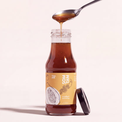 Som Tam: Flasche mit Löffel