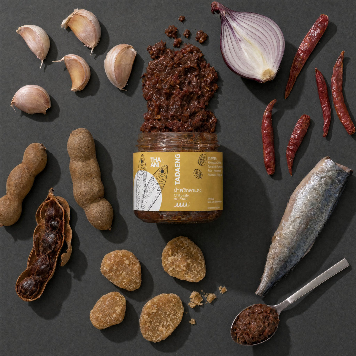 Tadaeng: geöffnetes Glas mit Paste und Zutaten
