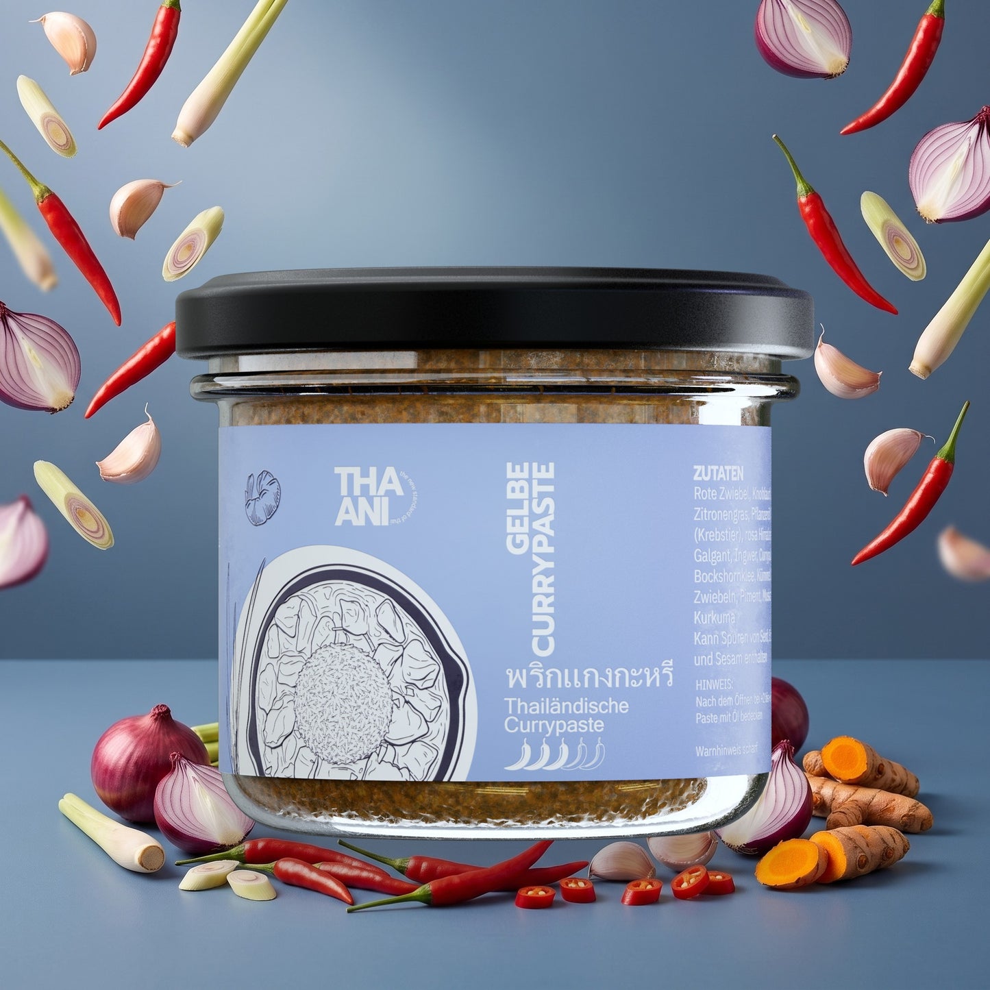 Gelbe Currypaste im THAANI-Studio-Setting mit frischen Zutaten