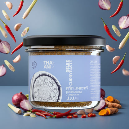 Gelbe Currypaste im THAANI-Studio-Setting mit frischen Zutaten