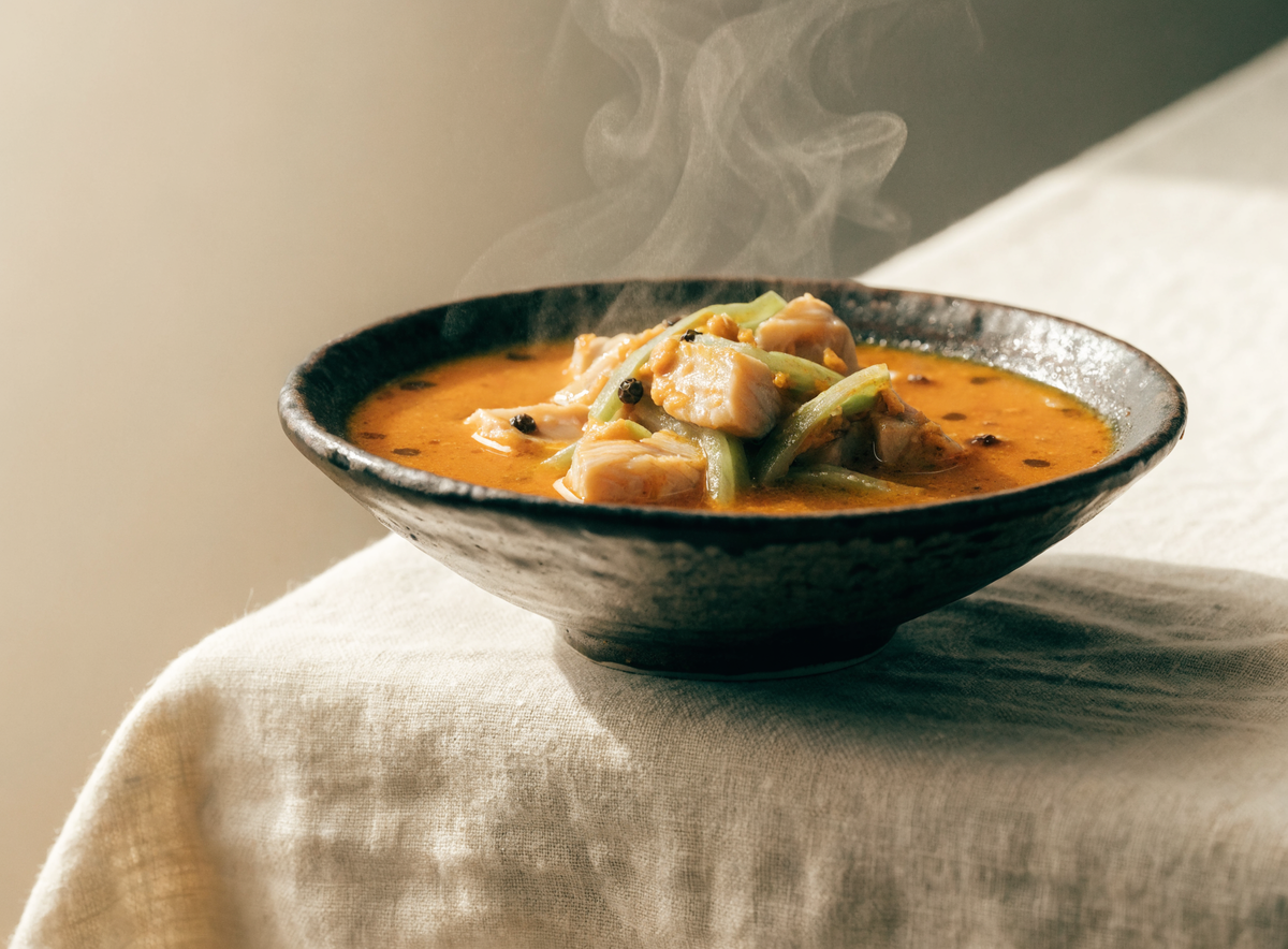 Südthailändisches saures Curry mit Kurkuma und Fisch