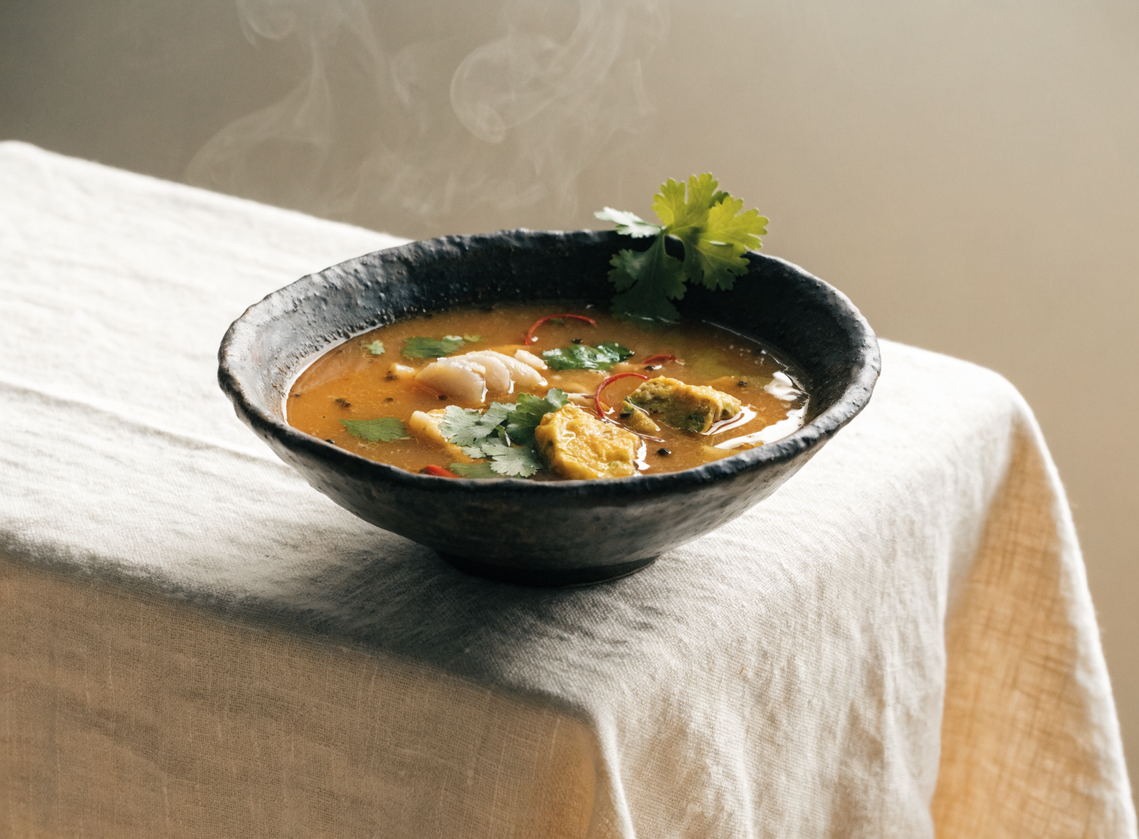 Gaeng Som — saure Curry-Suppe mit Fisch und Gemüse-Omelett