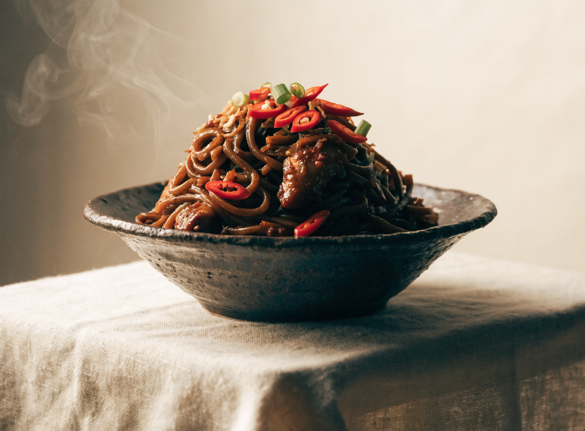 Scharfe Wok-Nudeln mit Pao Sap Chilipaste