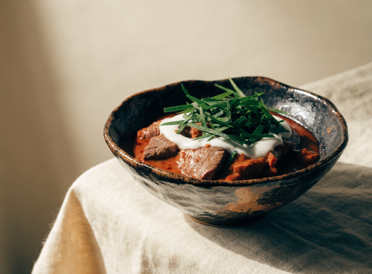 Phanaeng-Curry, dickcremig mit Kaffirlimetten-Streifen