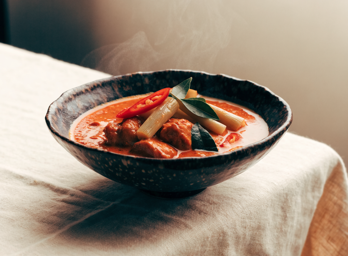 Rotes Thai-Curry mit Poulet, Bambus und Kaffirlimettenblättern