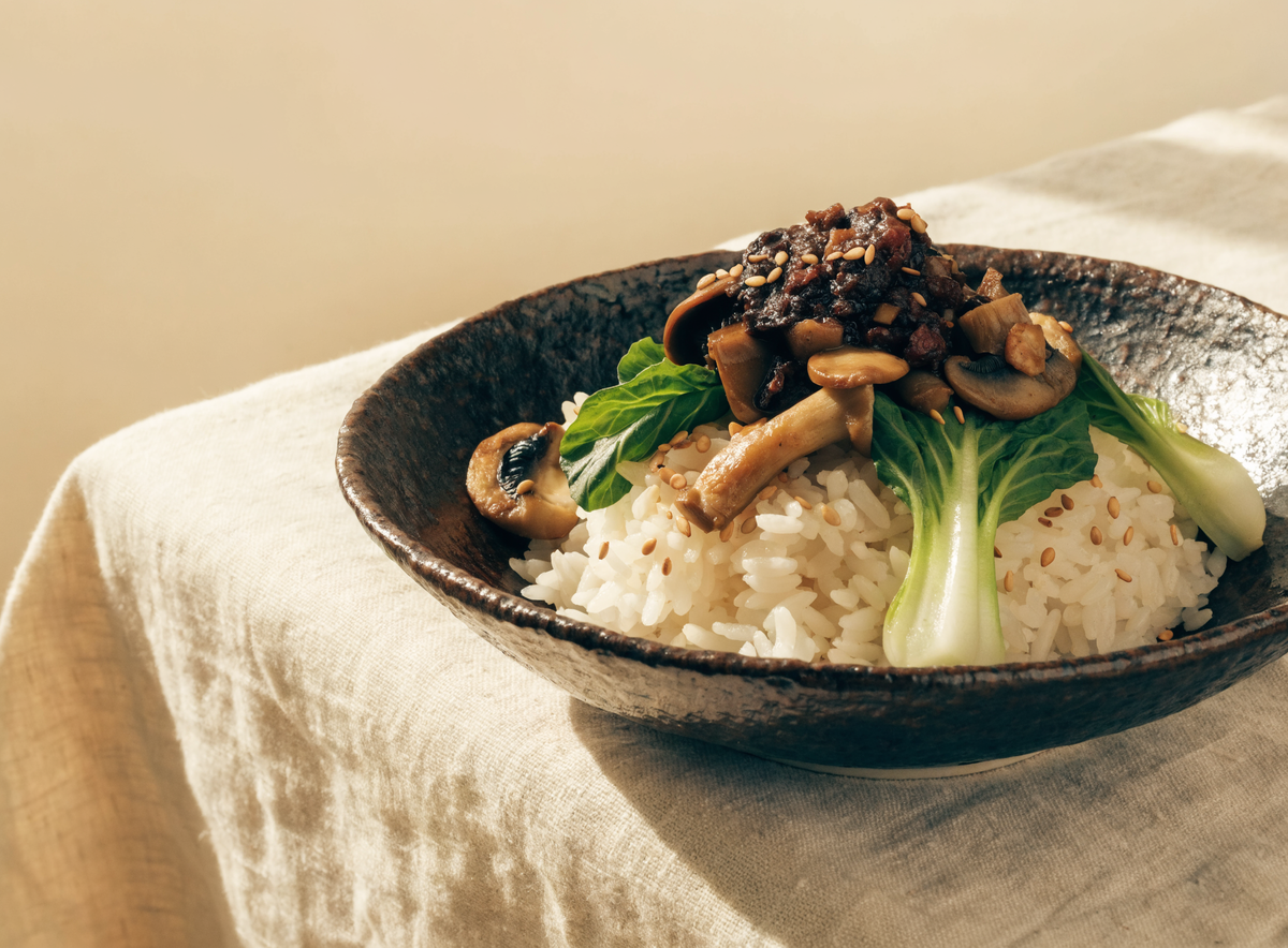 Vegane Reis-Bowl mit Sam Het Pilz-Chilipaste und Pak Choi