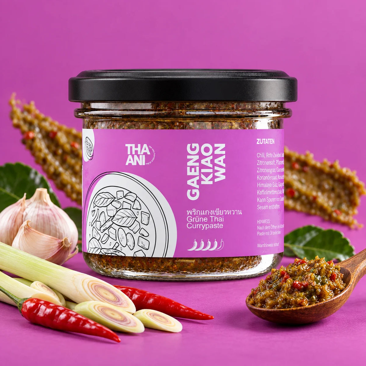 Gaeng Kiao Wan — Grüne Currypaste – Hauptbild vor farbigem Hintergrund (thaani-serie-gruene-currypaste-03)
