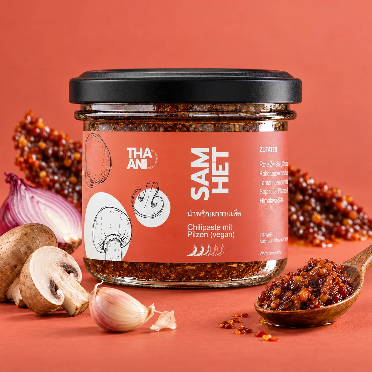 Sam Het — Chilipaste mit Pilzen – Hauptbild vor farbigem Hintergrund (thaani-serie-sam-het-03)