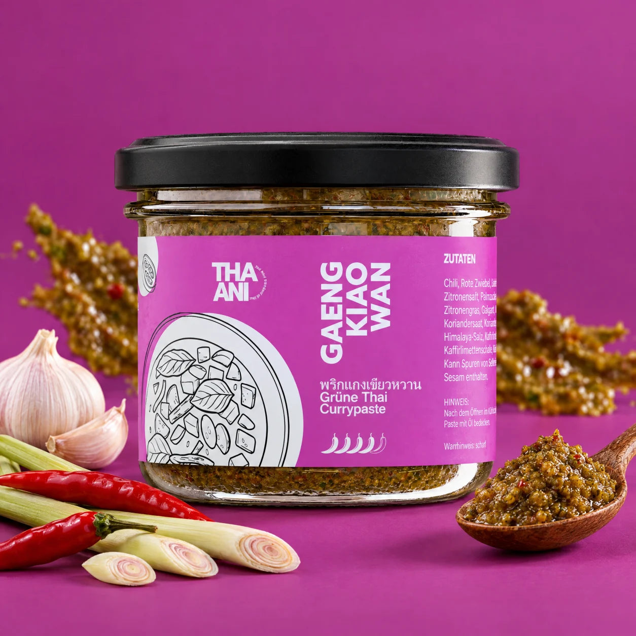 Gaeng Kiao Wan — Grüne Currypaste vor farbigem Hintergrund