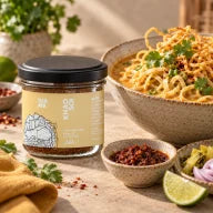 Khao Soi — Currypaste für Khao Soi mit serviertem Gericht