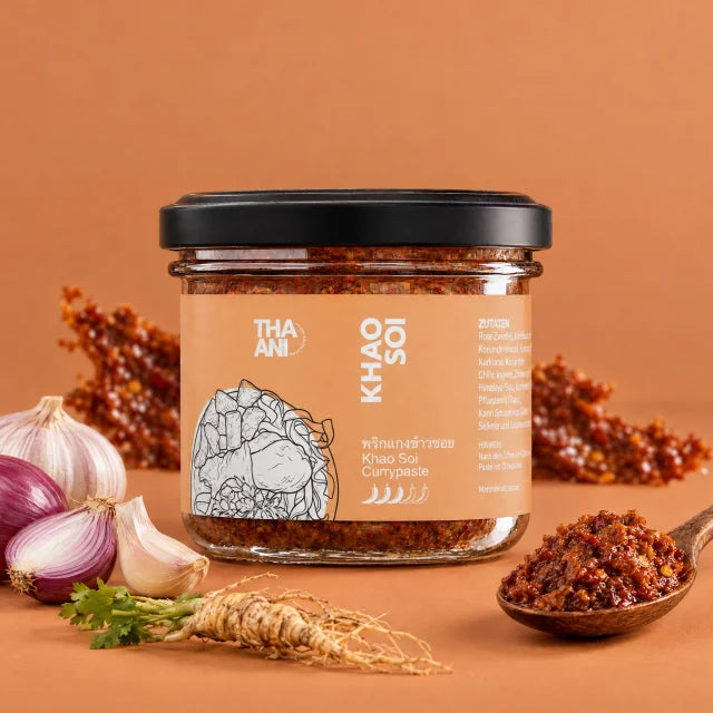 Khao Soi — Currypaste für Khao Soi vor farbigem Hintergrund