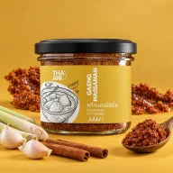 Gaeng Massaman — Massaman Currypaste vor farbigem Hintergrund