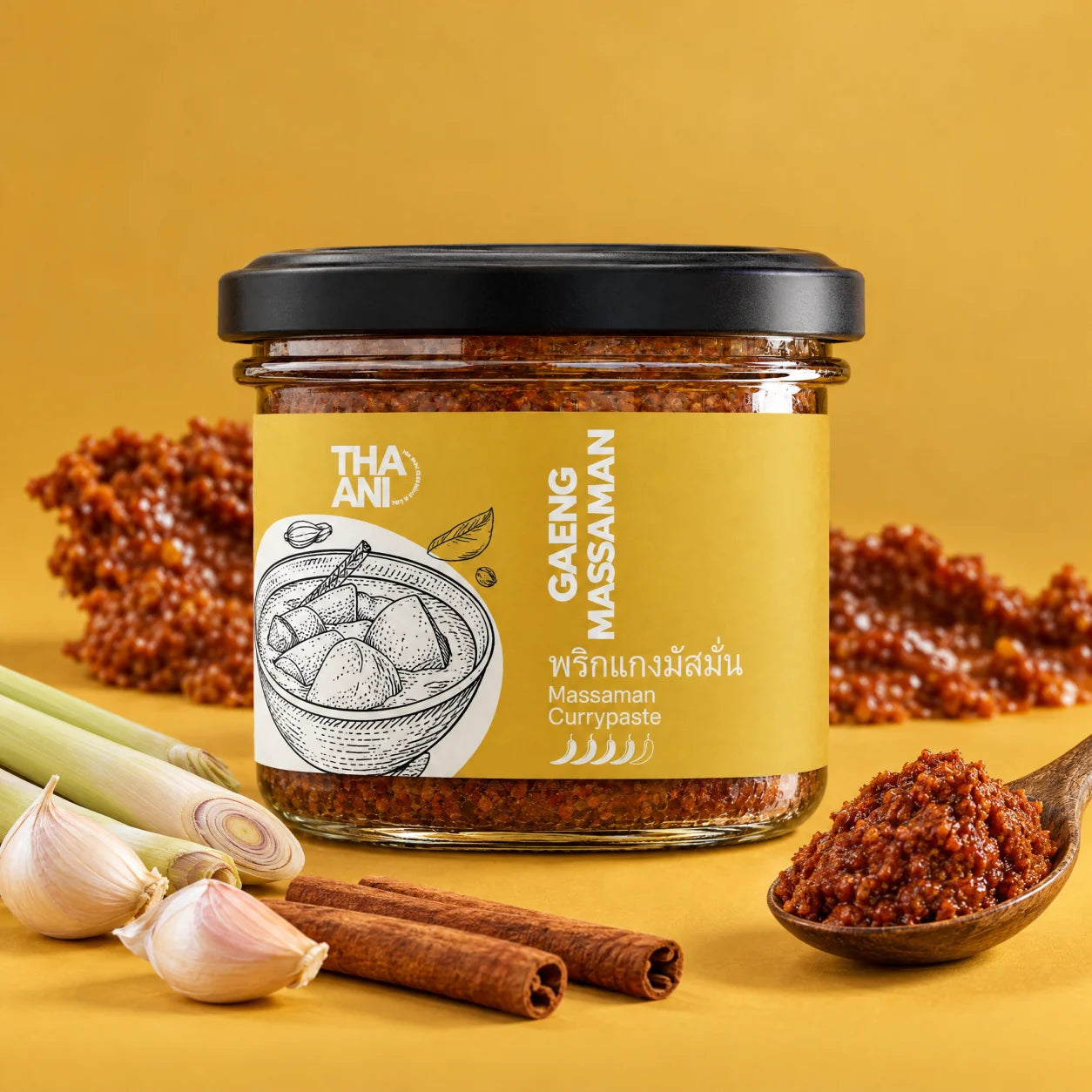 Gaeng Massaman — Massaman Currypaste vor farbigem Hintergrund
