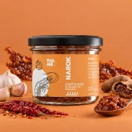 Narok — Pasta di peperoncino con gamberetti su sfondo colorato