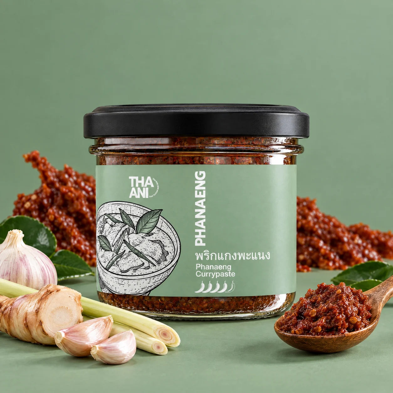 Phanaeng — Currypaste für Phanaeng vor farbigem Hintergrund