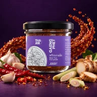 Gaeng Phet — Rote Currypaste mit Zutaten und Gewürzen