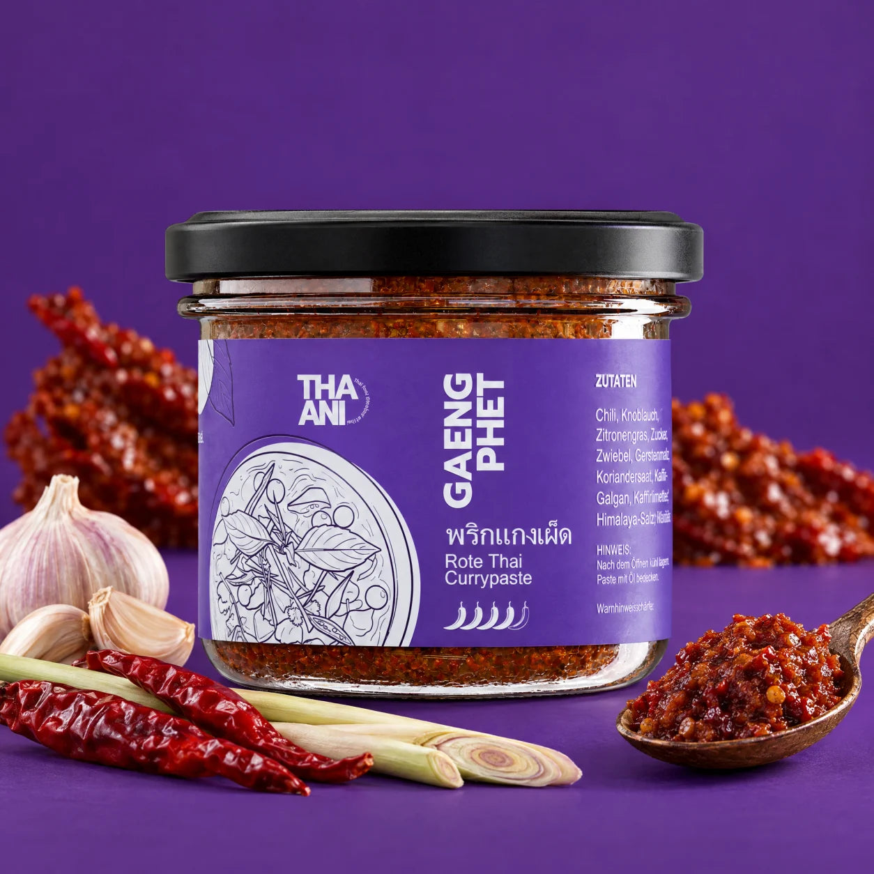Gaeng Phet — Rote Currypaste vor farbigem Hintergrund