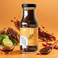 Som Tam — Salatdressing vor farbigem Hintergrund