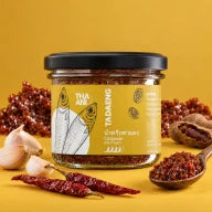 Tadaeng — Chilipaste mit Fisch vor farbigem Hintergrund